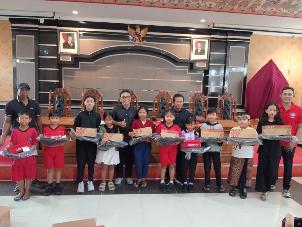 Raih Prestasi Gemilang, Pemerintah Desa Dalung Serahkan Beasiswa Bagi Siswa/i SD Berprestasi